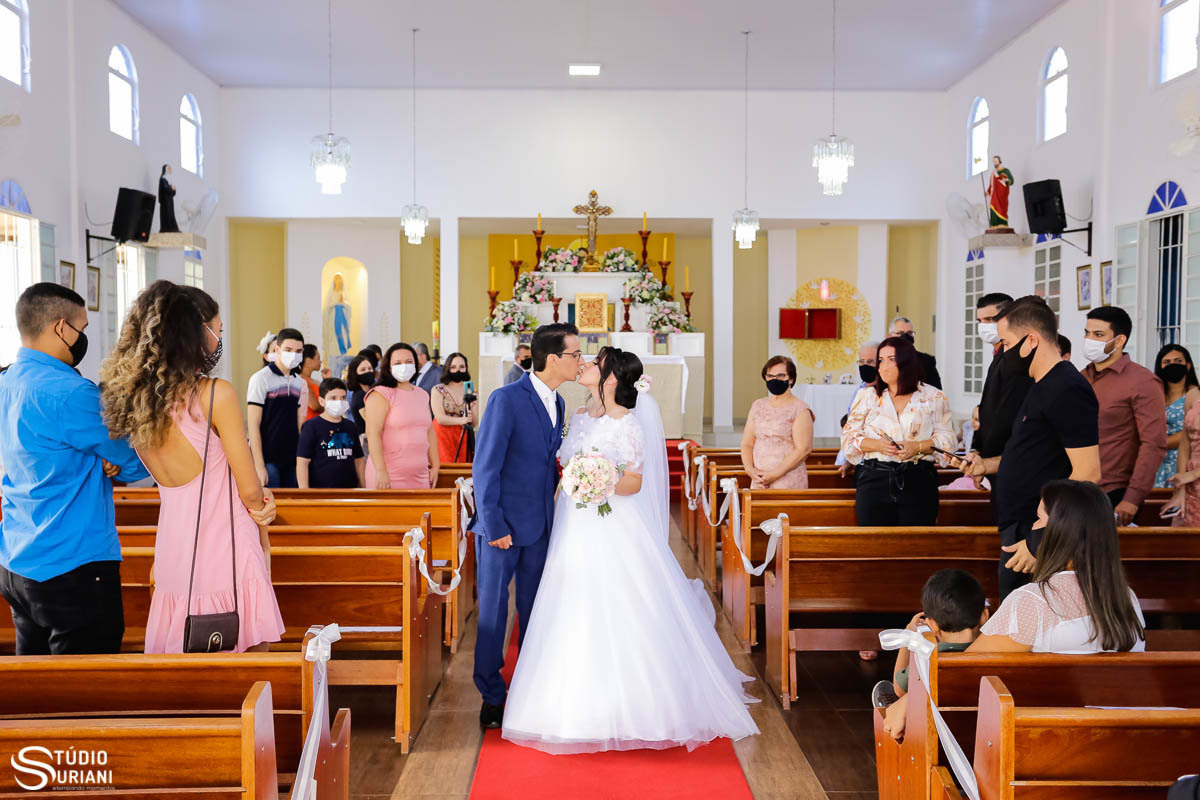 Beijo dos noivos na saida 