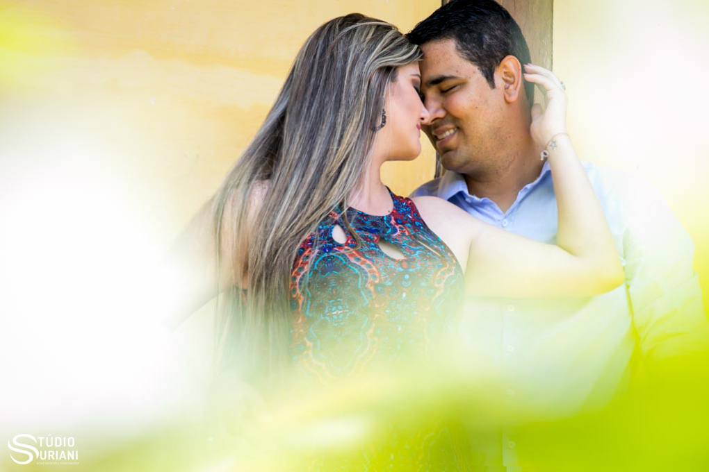 casal apaixonado no ensaio antes do casamento em uberlandia