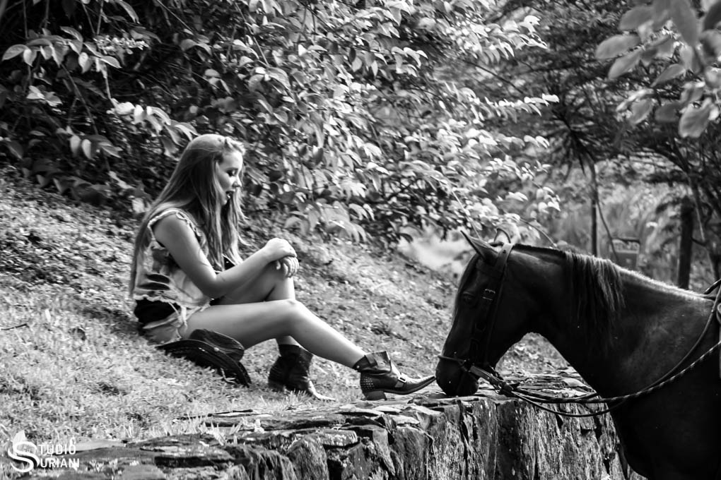 cavalo cheirando o pé da debutante