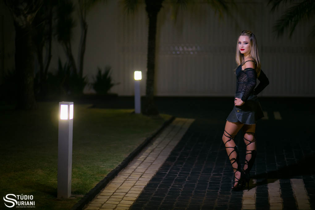 look com sandália gladiadora e saia de couro