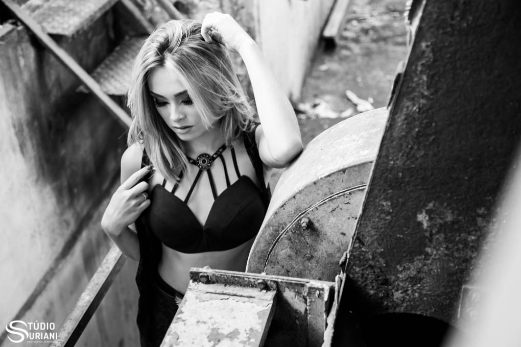 book em industria abandonada com muita sensualidade