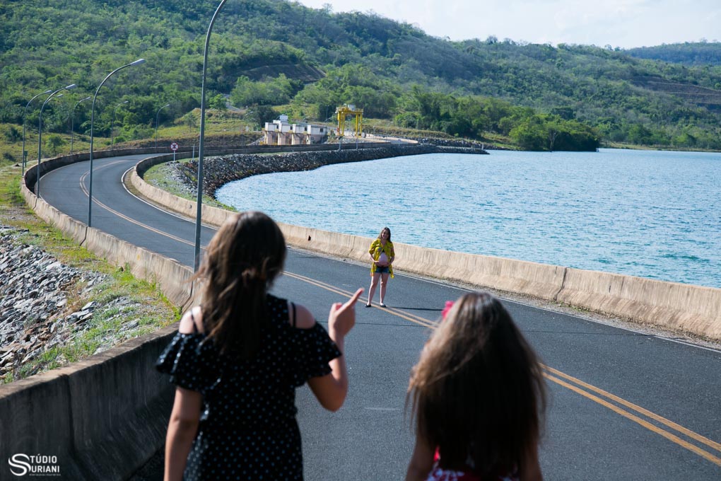 mãe gestante fazendo ensaio fotográfico