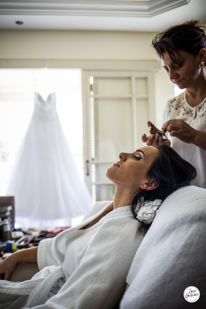 Casamento em Barão, noiva se arrumando em casa.