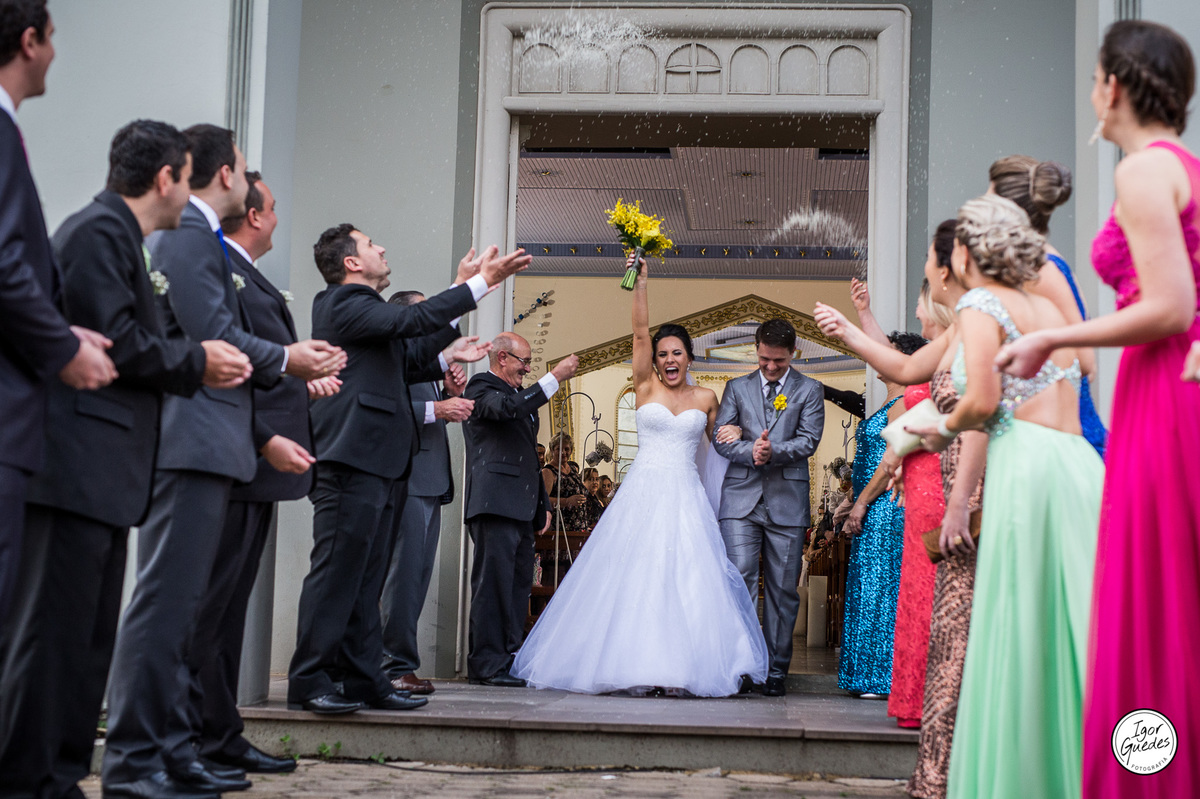 Casamento em Barão, saída da igreja. Noivos Felizes