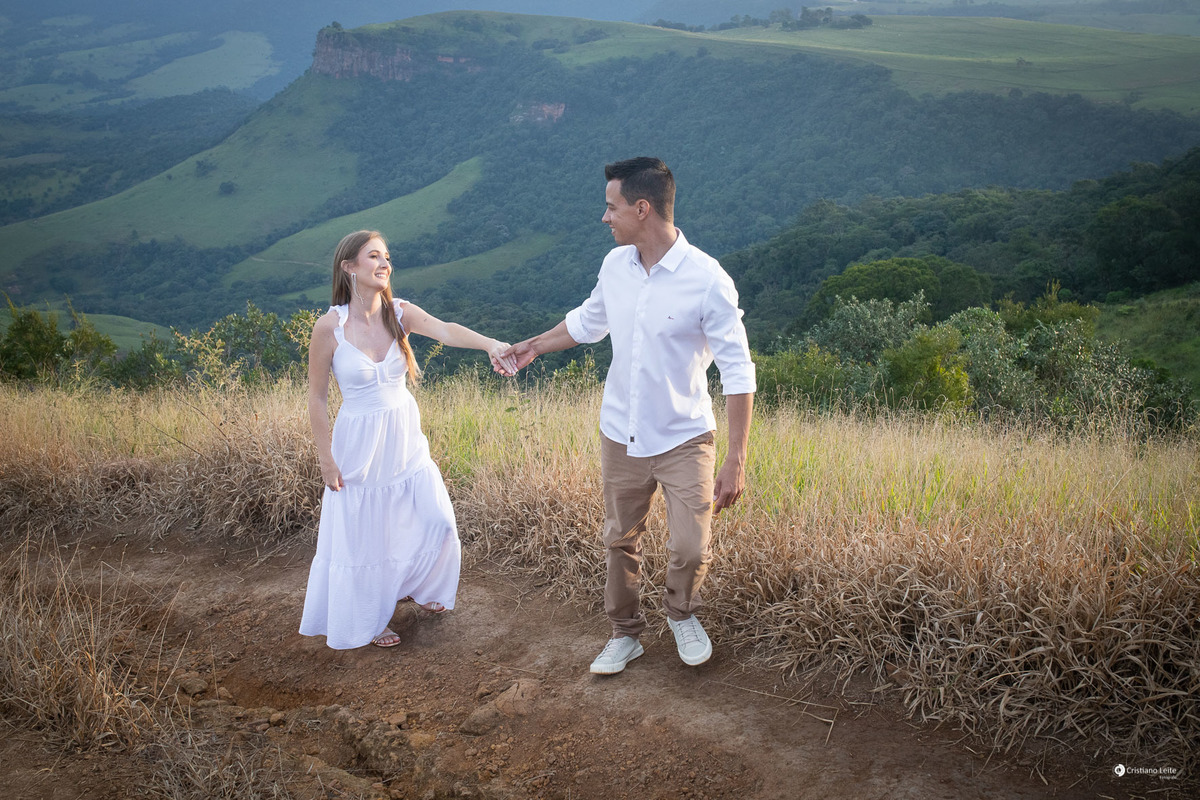 noivos caminhando Morro do Fogão