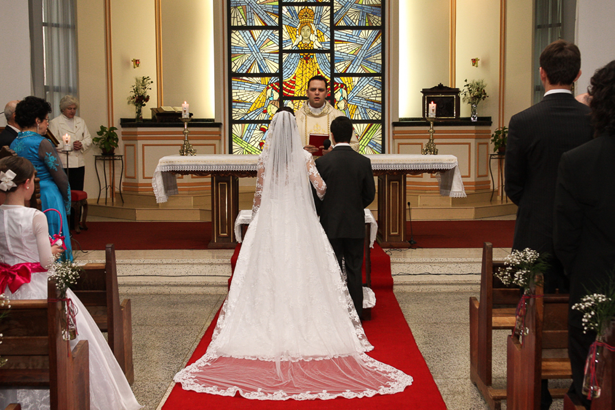 noivos-no-altar-da-igreja