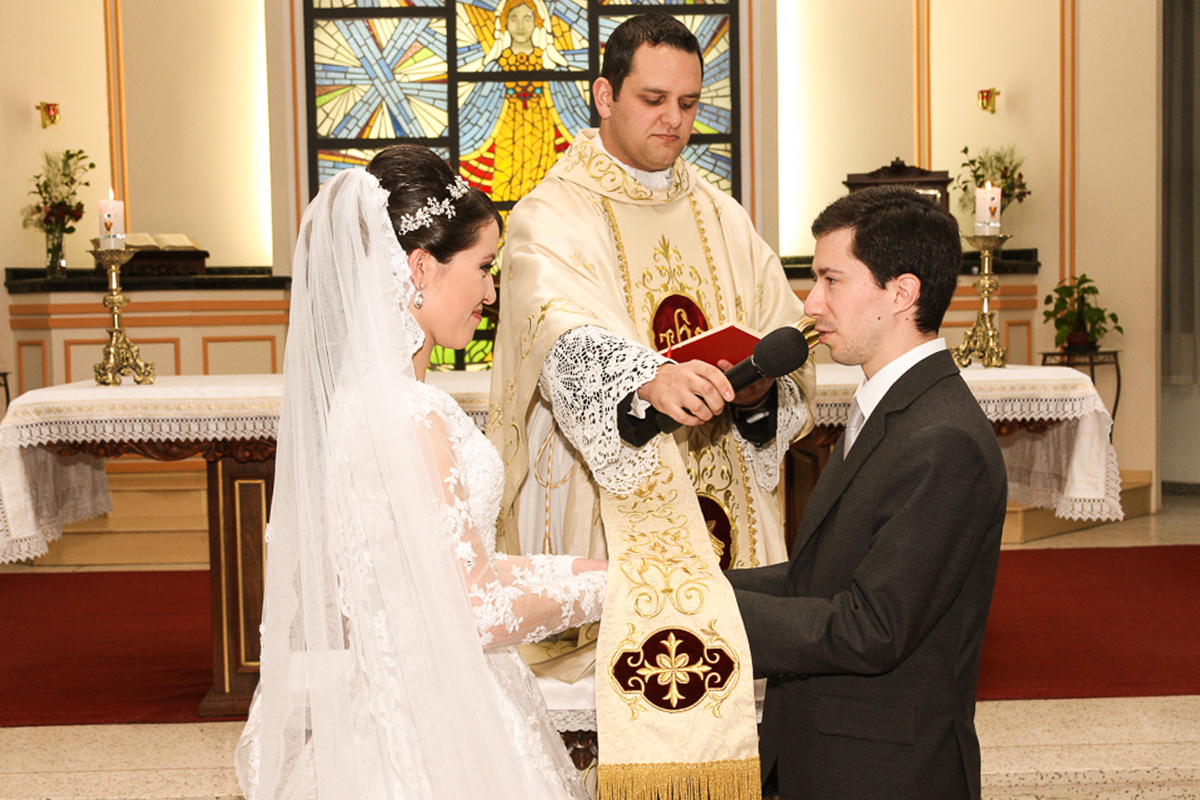 noivos-fazendo-os-votos-na-igreja