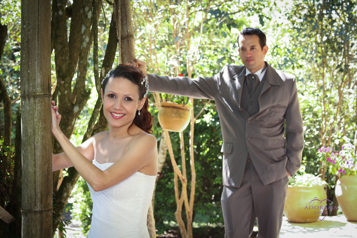 noivos-em-pose-pela-adorama-fotos