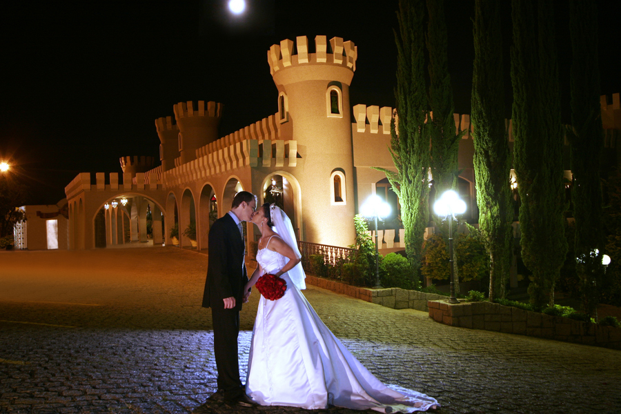 adorma fotos foto noivos na frente do castelo trevizo em santa felicidade