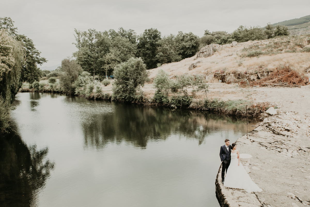 fotografia sobre o rio, ponte