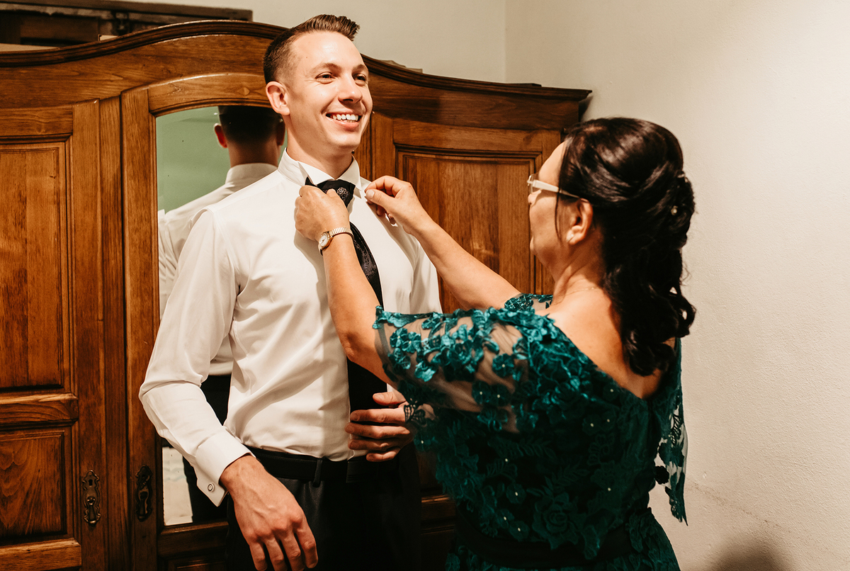 mãe a arranjar gravata