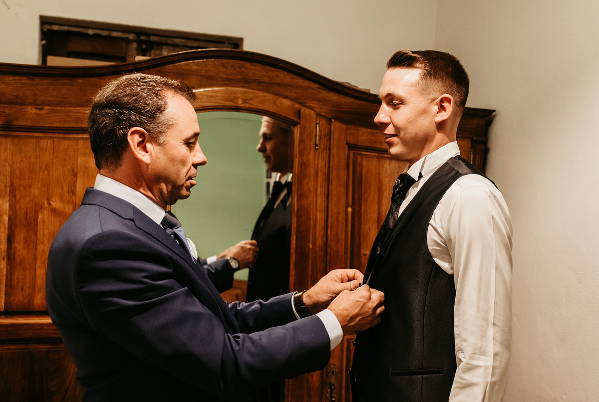 pai a apertar casaco