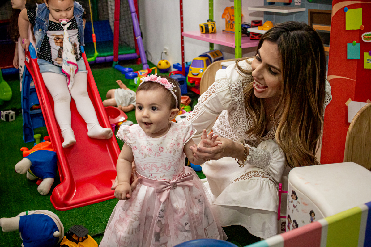 mae brincado com a filha em festa infantil