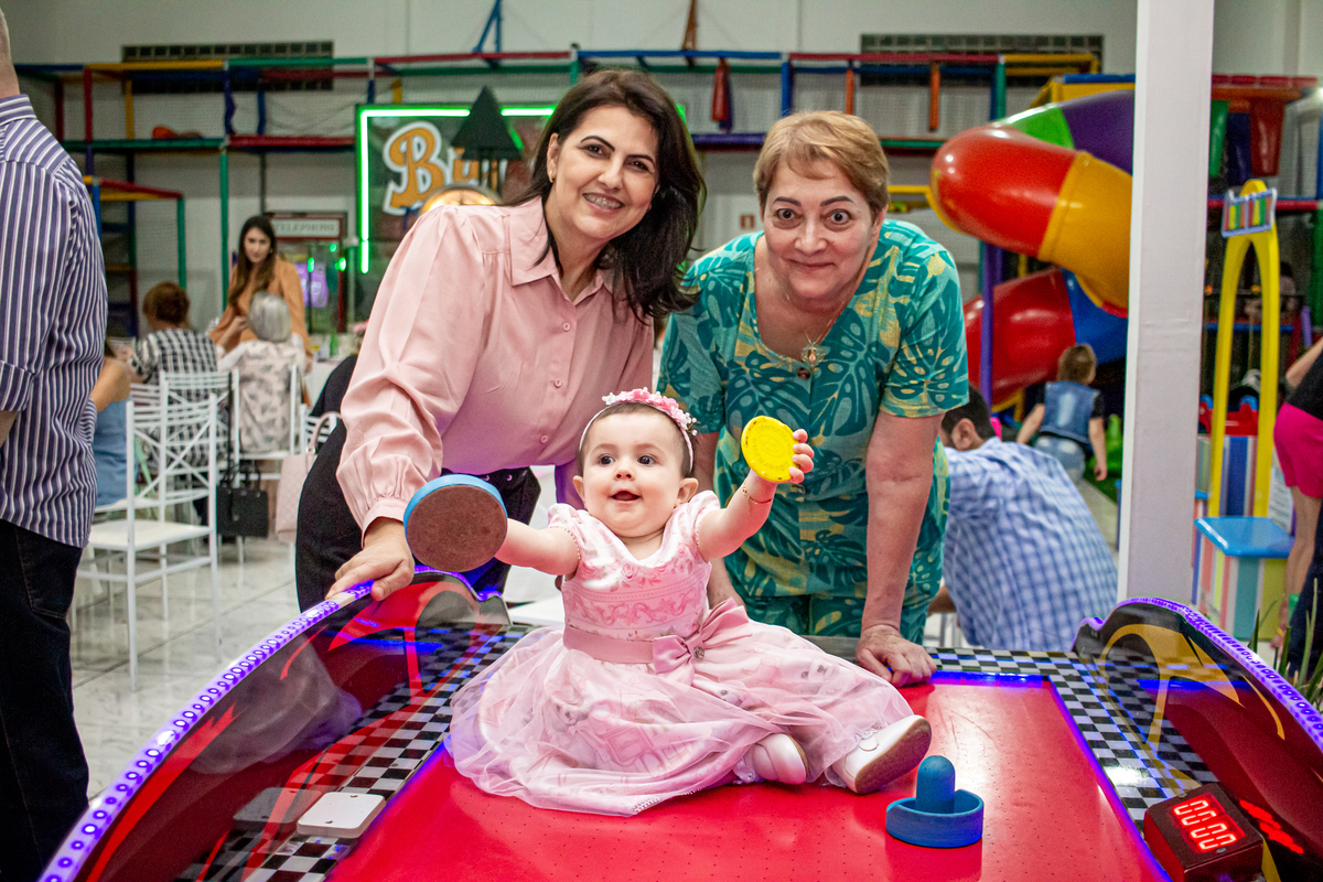 avos brincando com neta em festa infantil