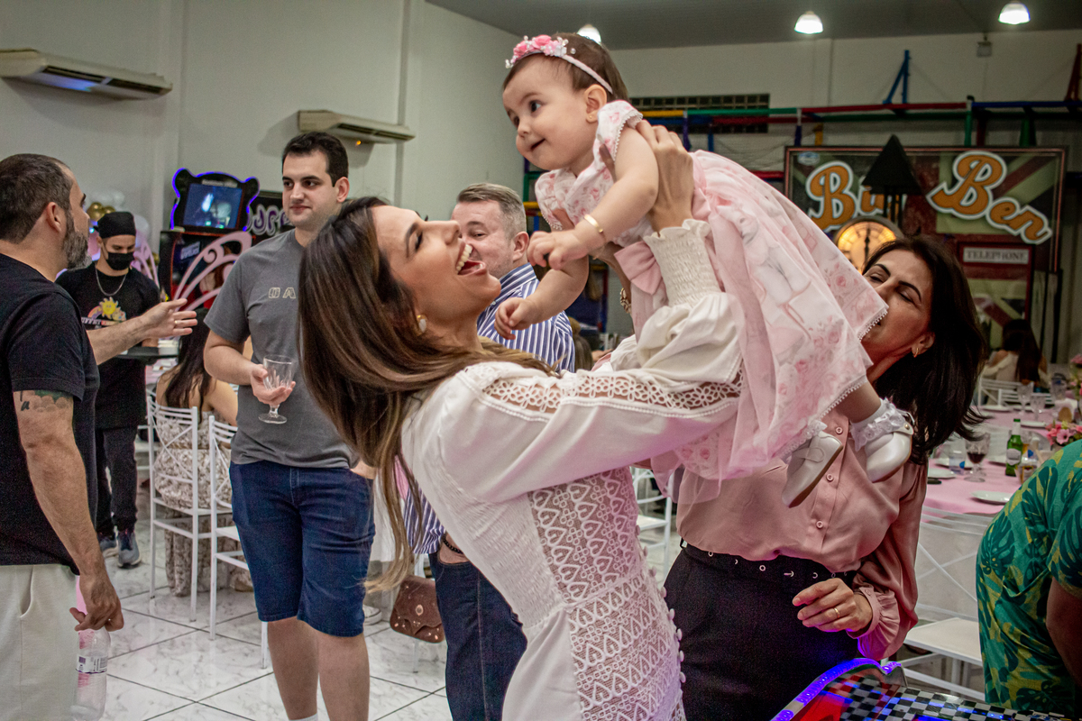 mae brincado com a filha em festa infantil - tayna mateus buffet