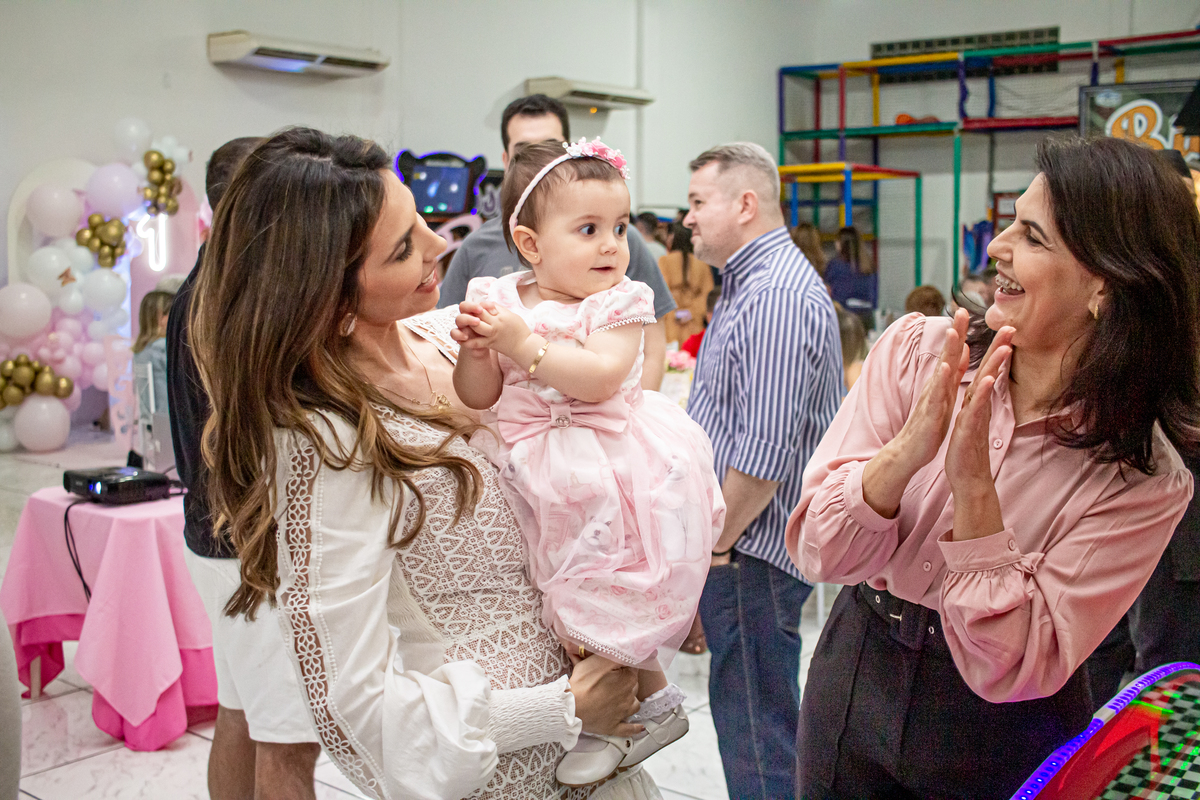 mae brincado com a filha em festa infantil