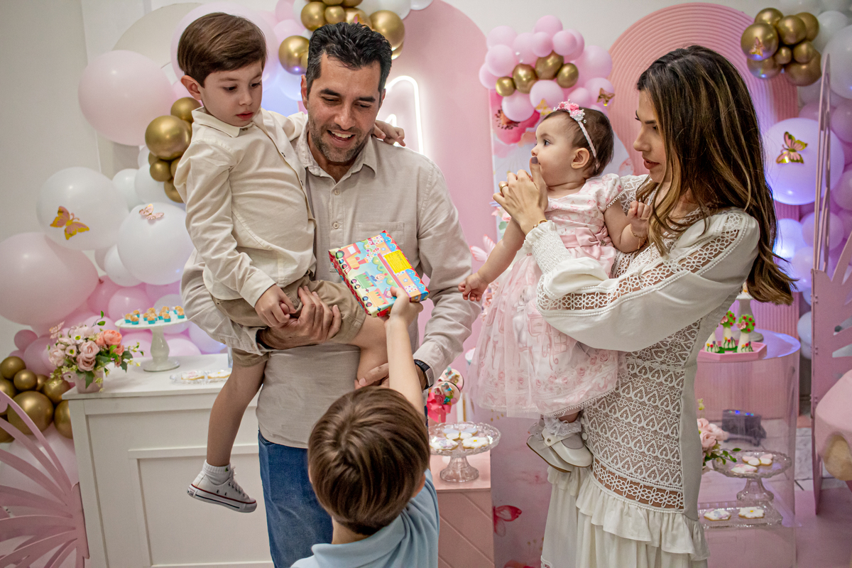 Familia interagindo em festa infantil