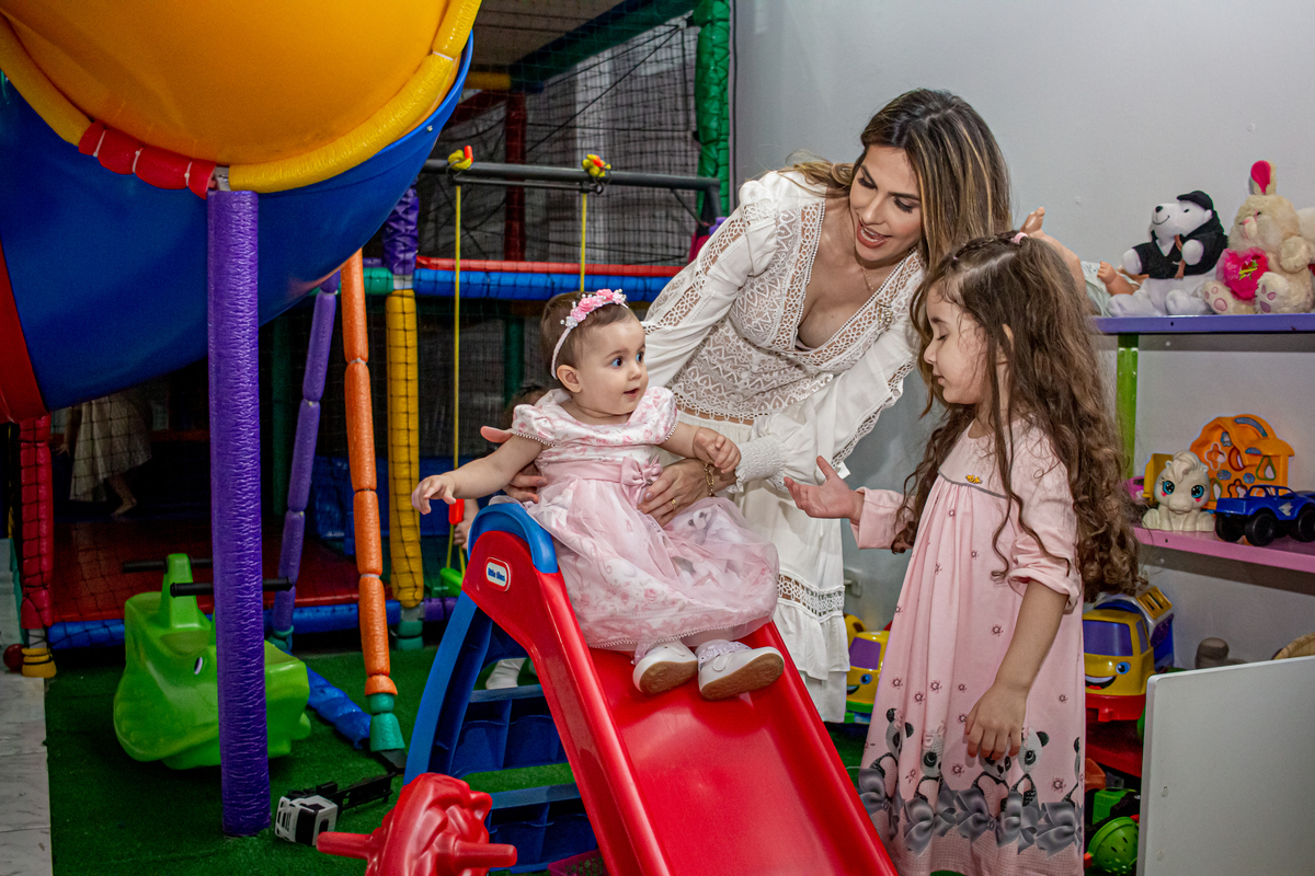 mae brincado com a filha em festa infantil