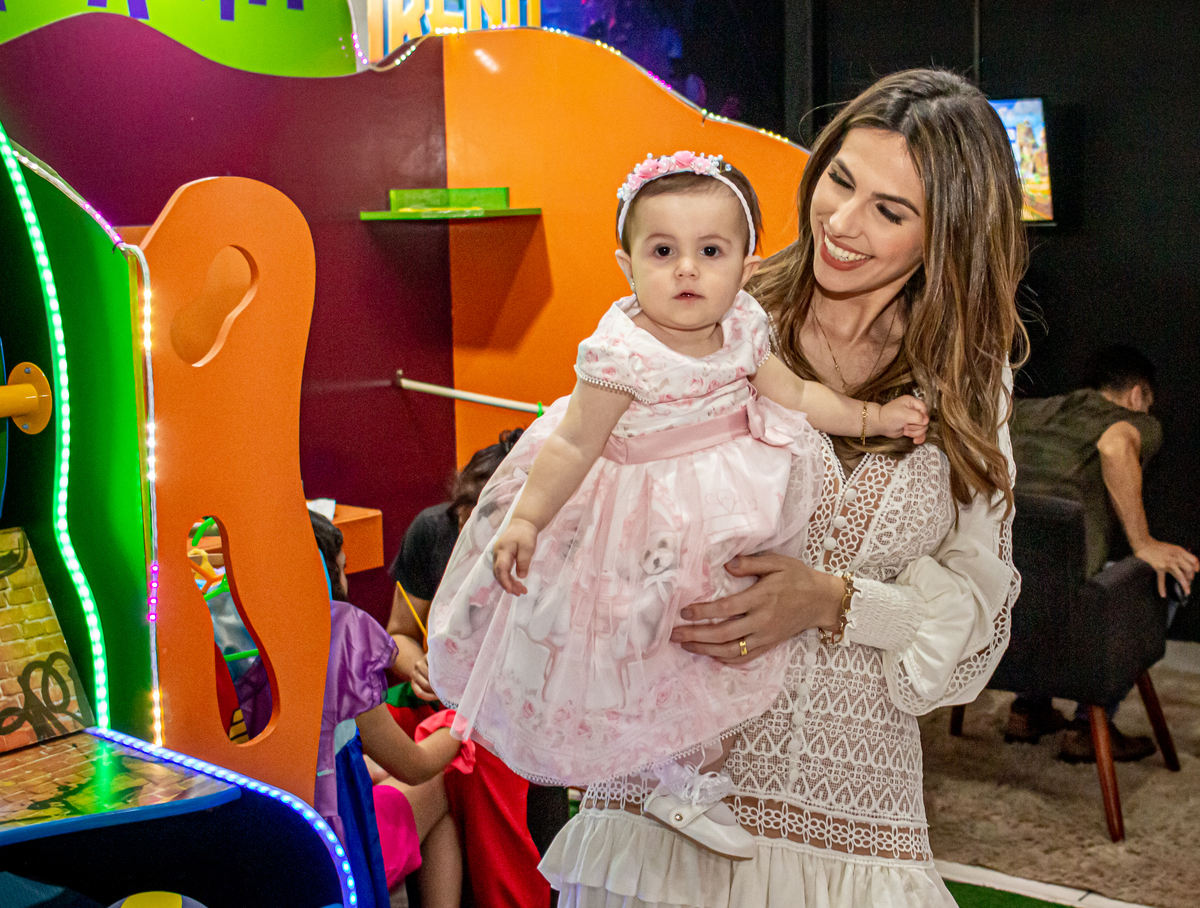 mae brincado com a filha em festa infantil
