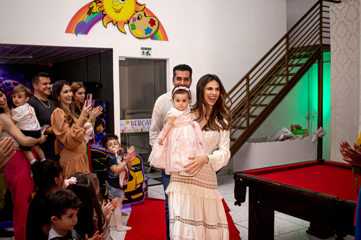 familia no corredor antes dos parabéns na festa infantil