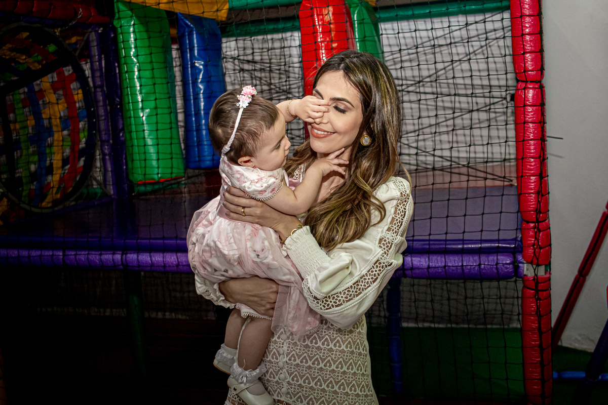 carinho de mae e filha