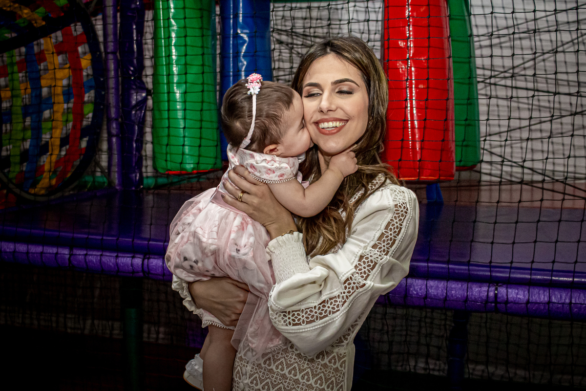 carinho de mae e filha
