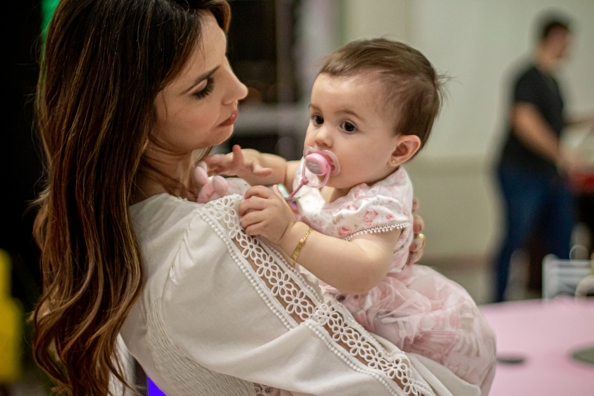 carinho de mae e filha