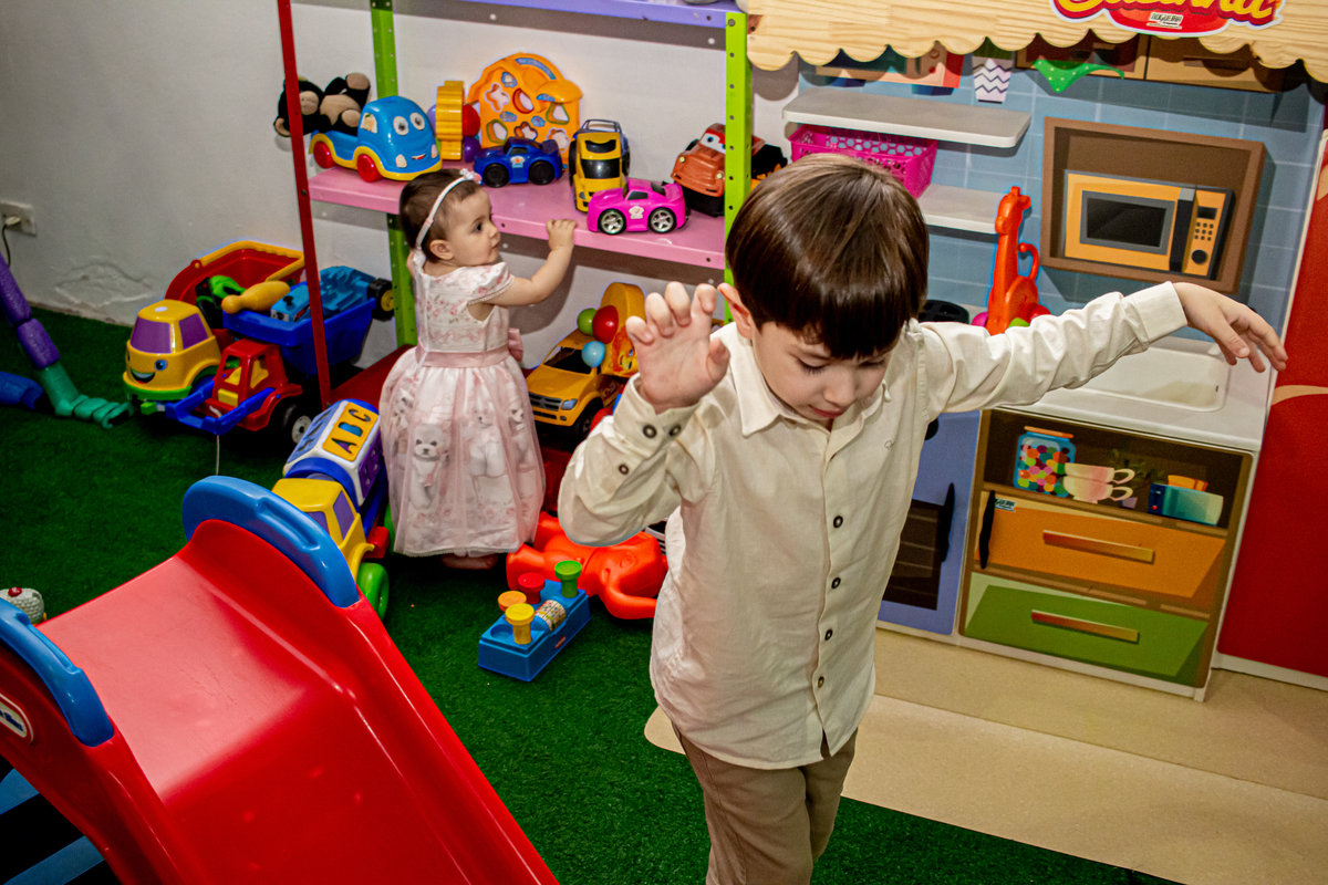 criancas brincando em festa infantil