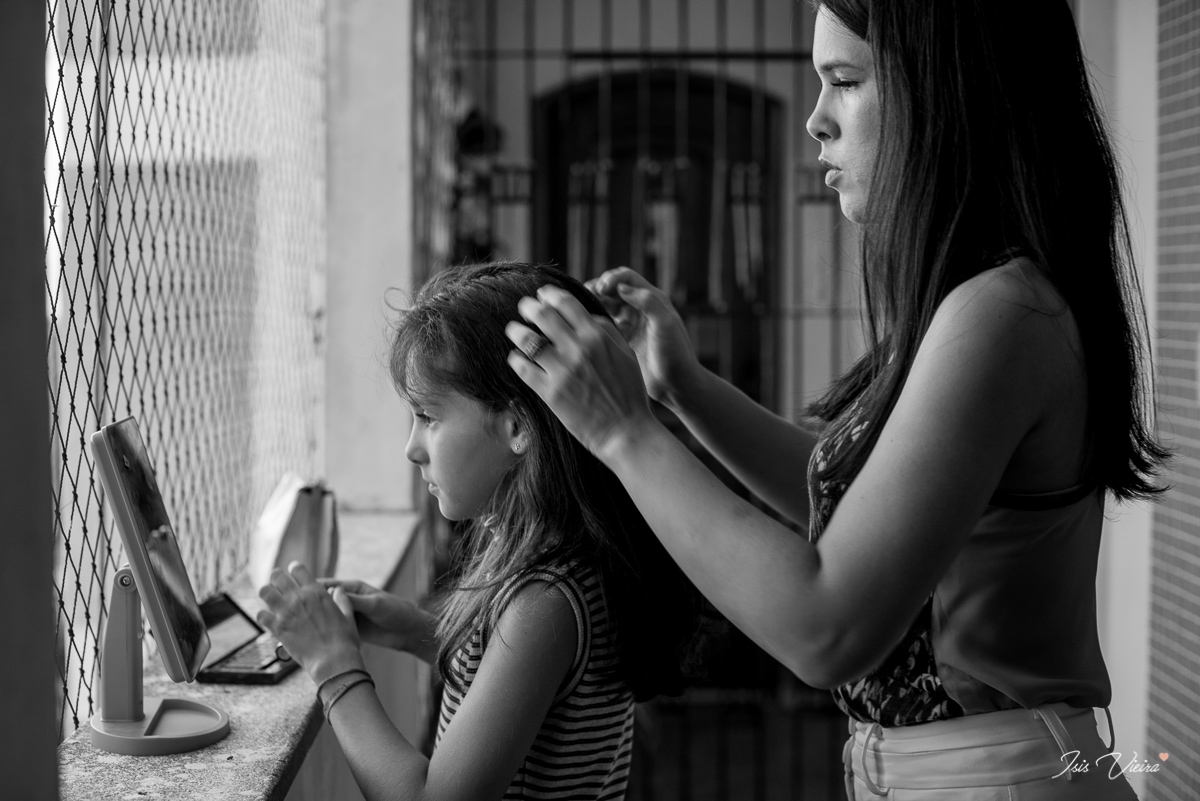 mae arrumando o cabelo da filha para sessao de fotos em familia em belem do para