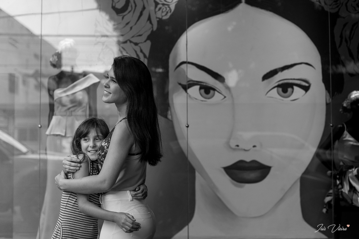 marcella pimenta e filha em momento carinhoso de abraço