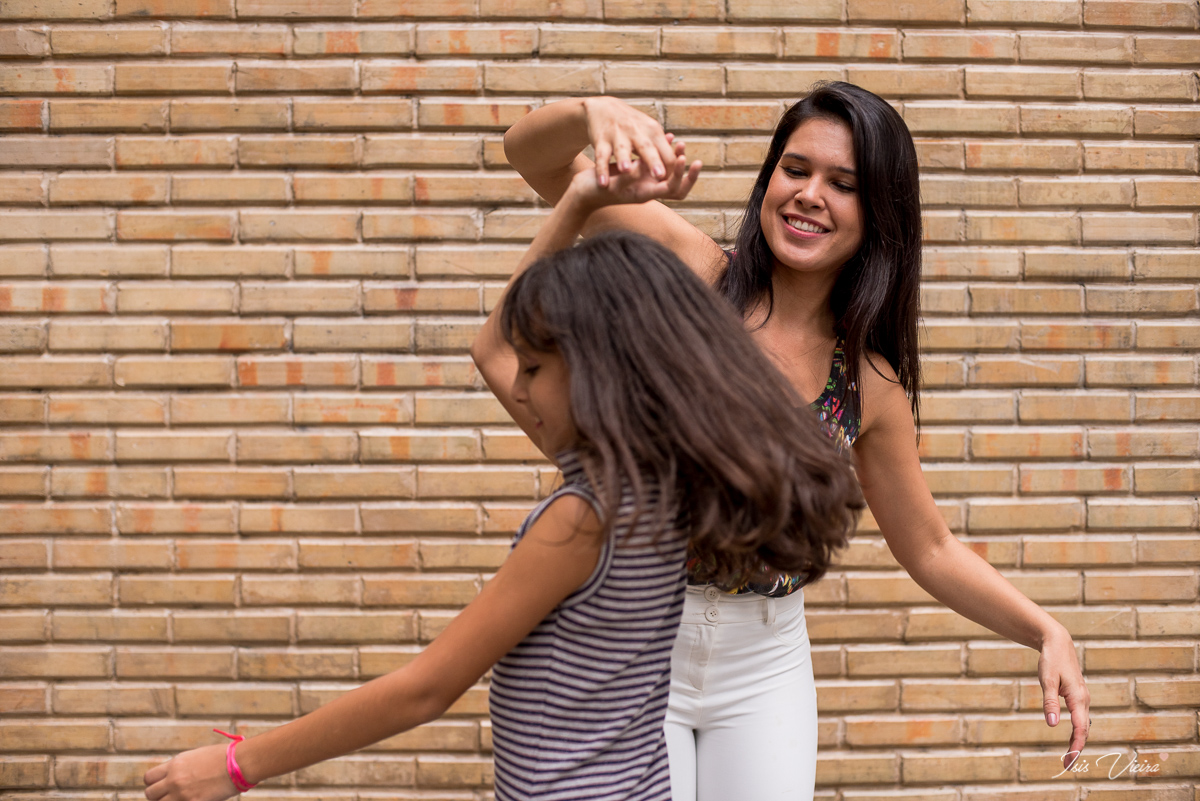 marcella pimenta e luise pimenta dancando felizes em ensaio fotografico na rua braz de aguiar em belem do para