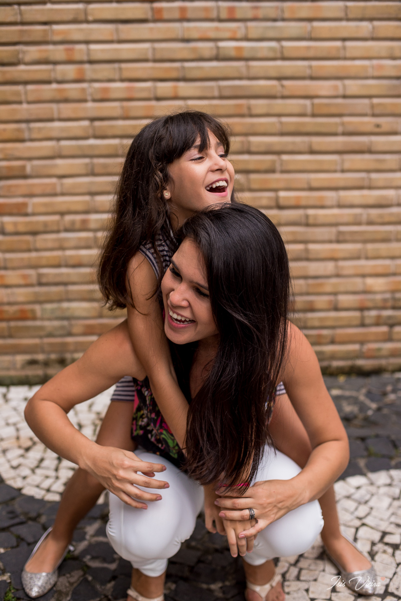 mae e filha se divertem e brincam em ensaio fotografico de familia em belem do para