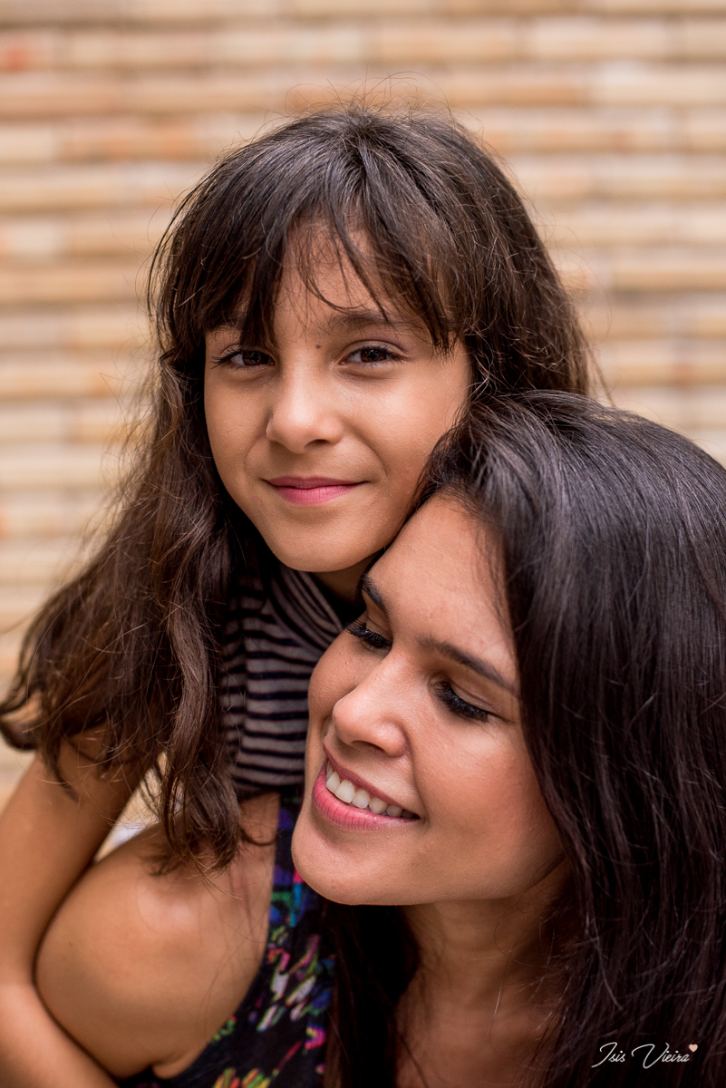 mae carrega a filha num retrato cheio de amor e carinho para ensaio de familia em belem do para
