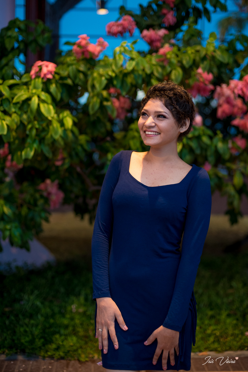 a noiva mayara ferreira posa feliz para o seu ensaio femino no lindo jardim da estação das docas em belém do pará