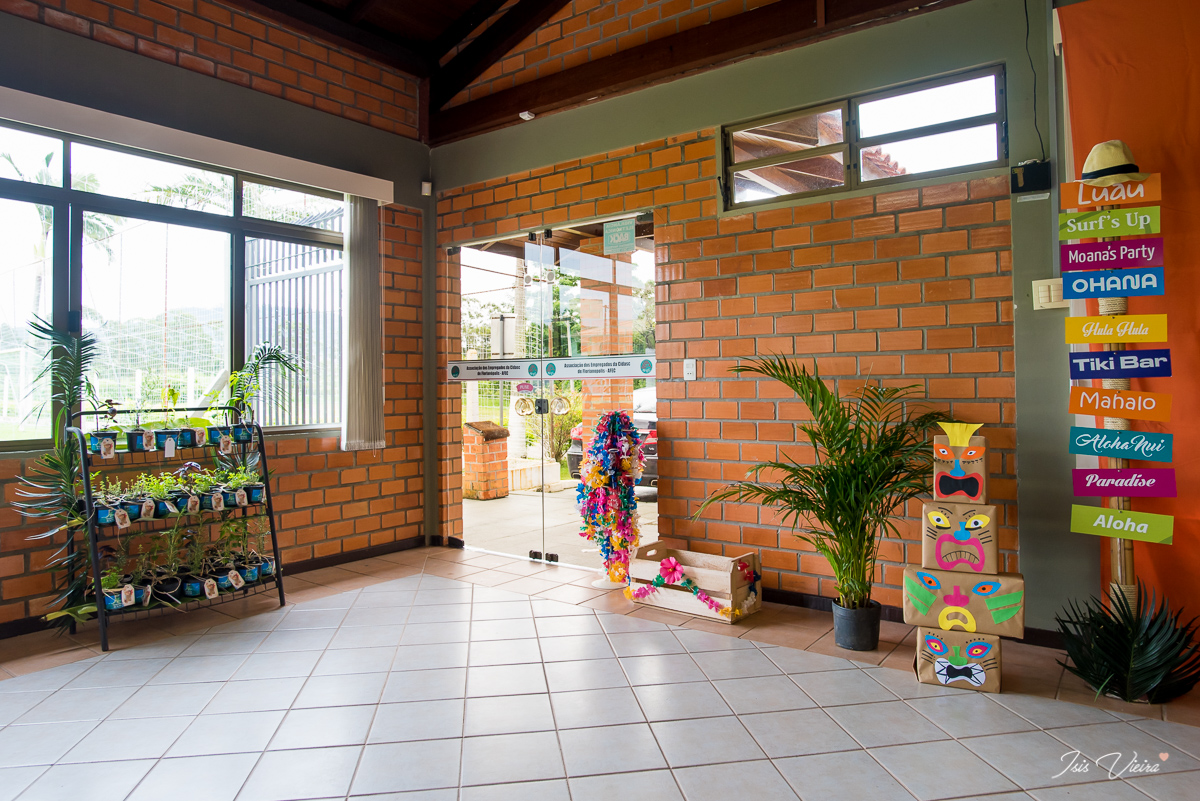 linda decoração inspirada no filme infantil moana para a festa de aniversario da moana feita com amor e carinho por sua mãe em florianopolis com fotografia de isis vieira