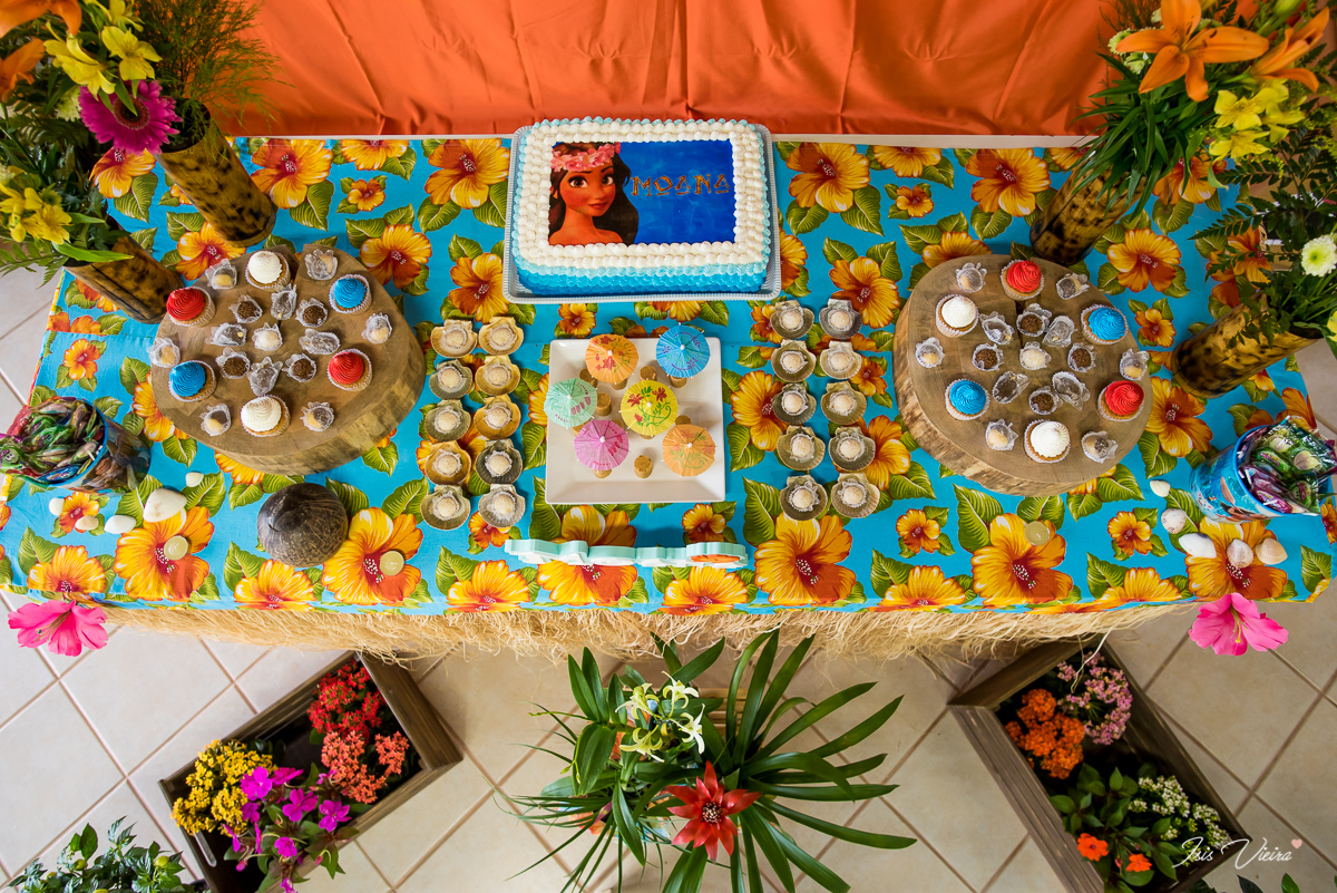 linda e criativa decor da mesa de doces com tema do filme moana e flores coloridas e madeira para festa infantil realizada em florianopolis com registro de isis vieira