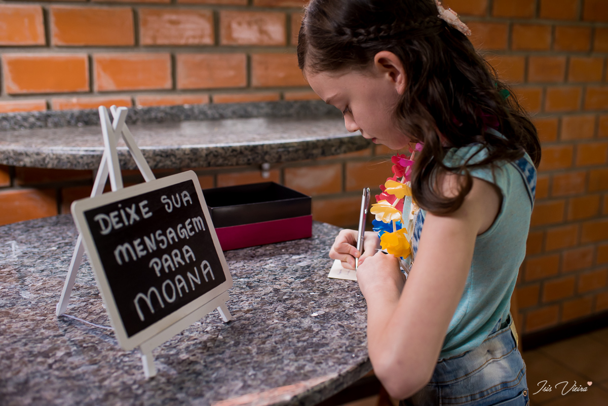 convidada escreve uma mensagem para a aniversariante em espaço criado para recadinhos especiais