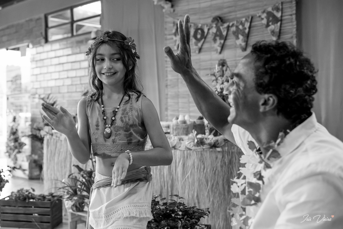 filha e pai brincam e dançam juntos na festa de aniversario infantil da linda moana realizado em florianopolis