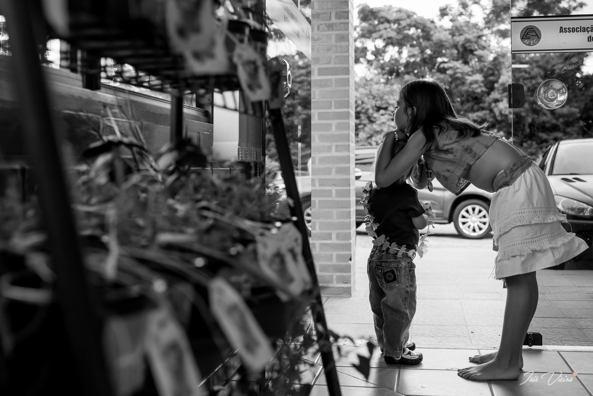 a aniversariante em momento de descontração com seu primo na espera de suas convidadas para comemorar sua festa infantil realizada na cidasc no itacorubi em florianopolis