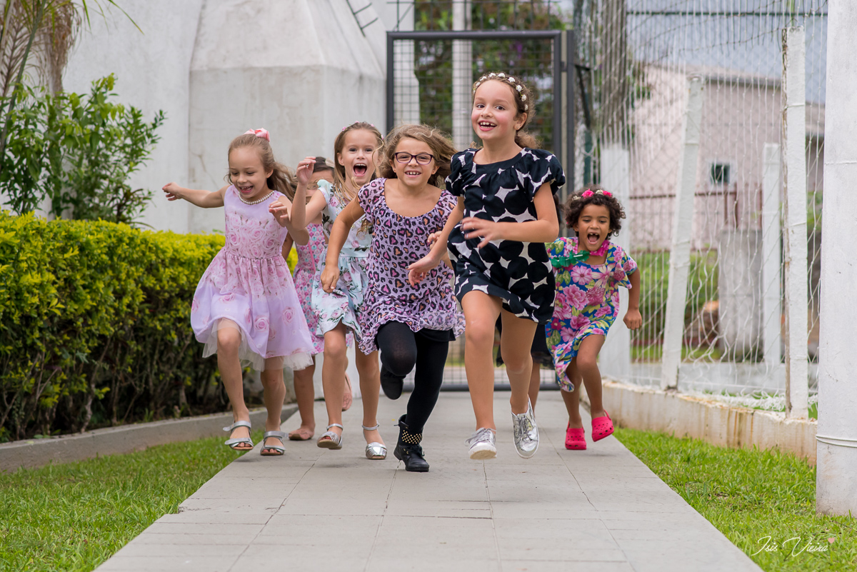 muita alegria sorrisos e felicidade das amigas da aniversariante na brincadeira de corrida com registro de isis vieira fotografa de festa infantil e família em florianopolis