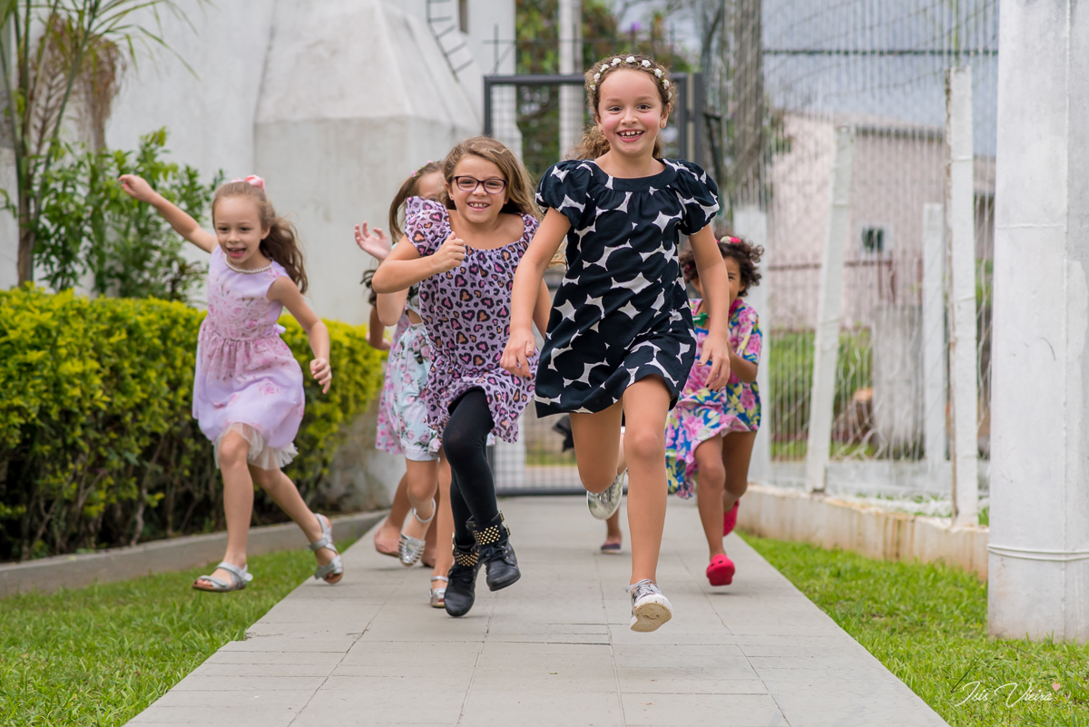 crianças correndo felizes curtindo muito a festa infantil da linda moana realizada em florianopolis