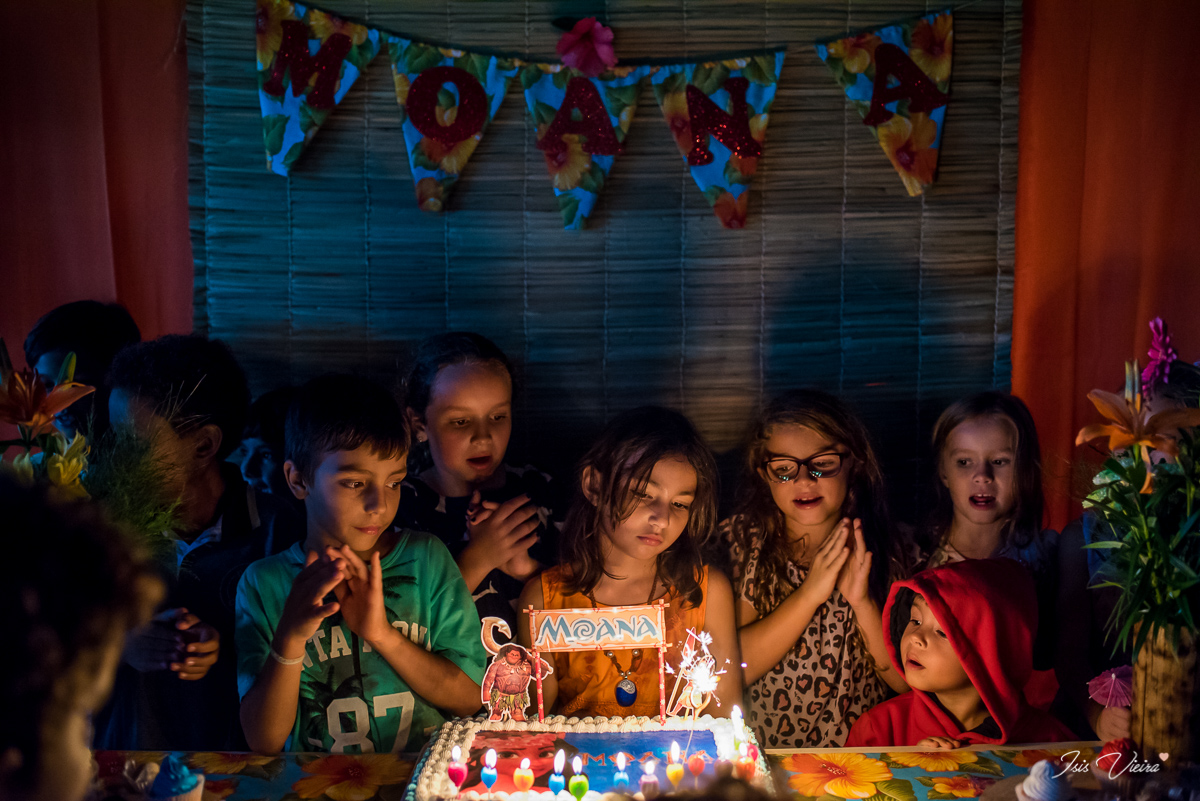 todos os convidados reunidos com amor e alegria ao lado da criança moana para cantar os parabens na sua festa de aniversario com registro da fotografa infantil isis vieira