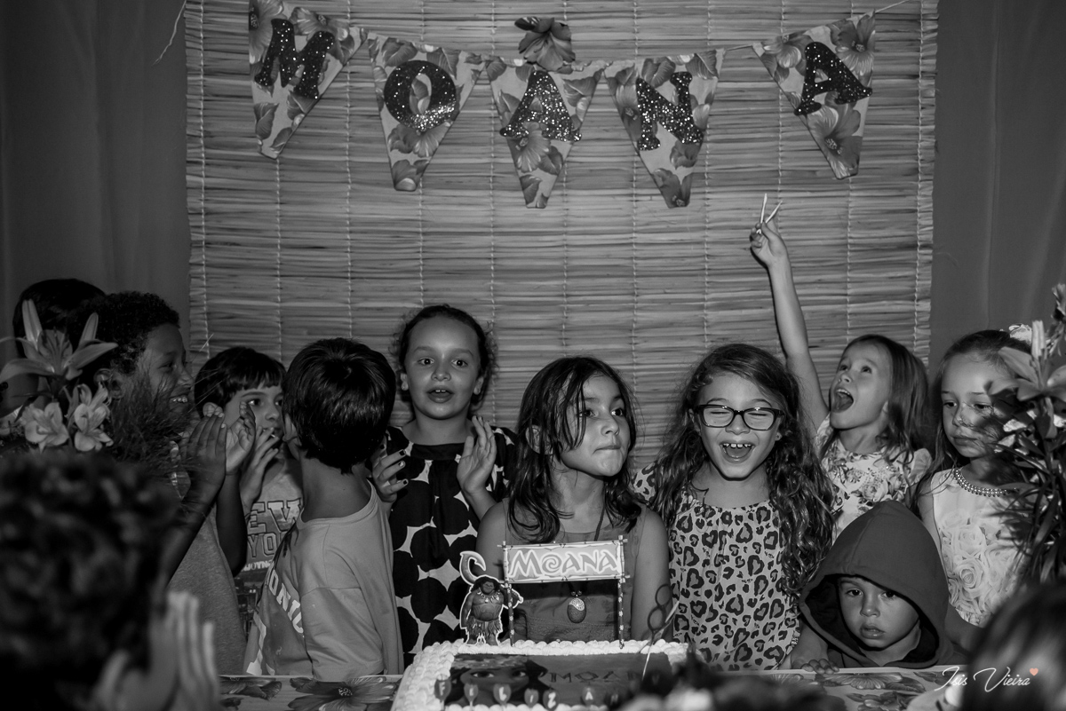 a aniversariante e seus amigos curtindo felizes logo depois de apagar as velas do parabéns na festa de aniversario infantil