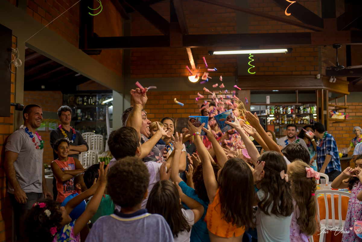 crianças felizes e curtindo muito a brincadeira de pegar os bombons do balão na festa infantil da moana realizada em florianopolis no bairro itacorubi