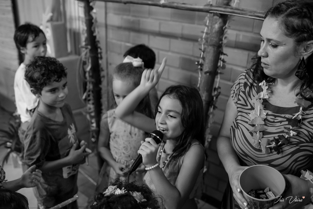 a alegria da aniversariante ao anunciar no microfone uma nova brincadeira da sua festa de aniversario infantil em florianopolis no bairro itacorubi