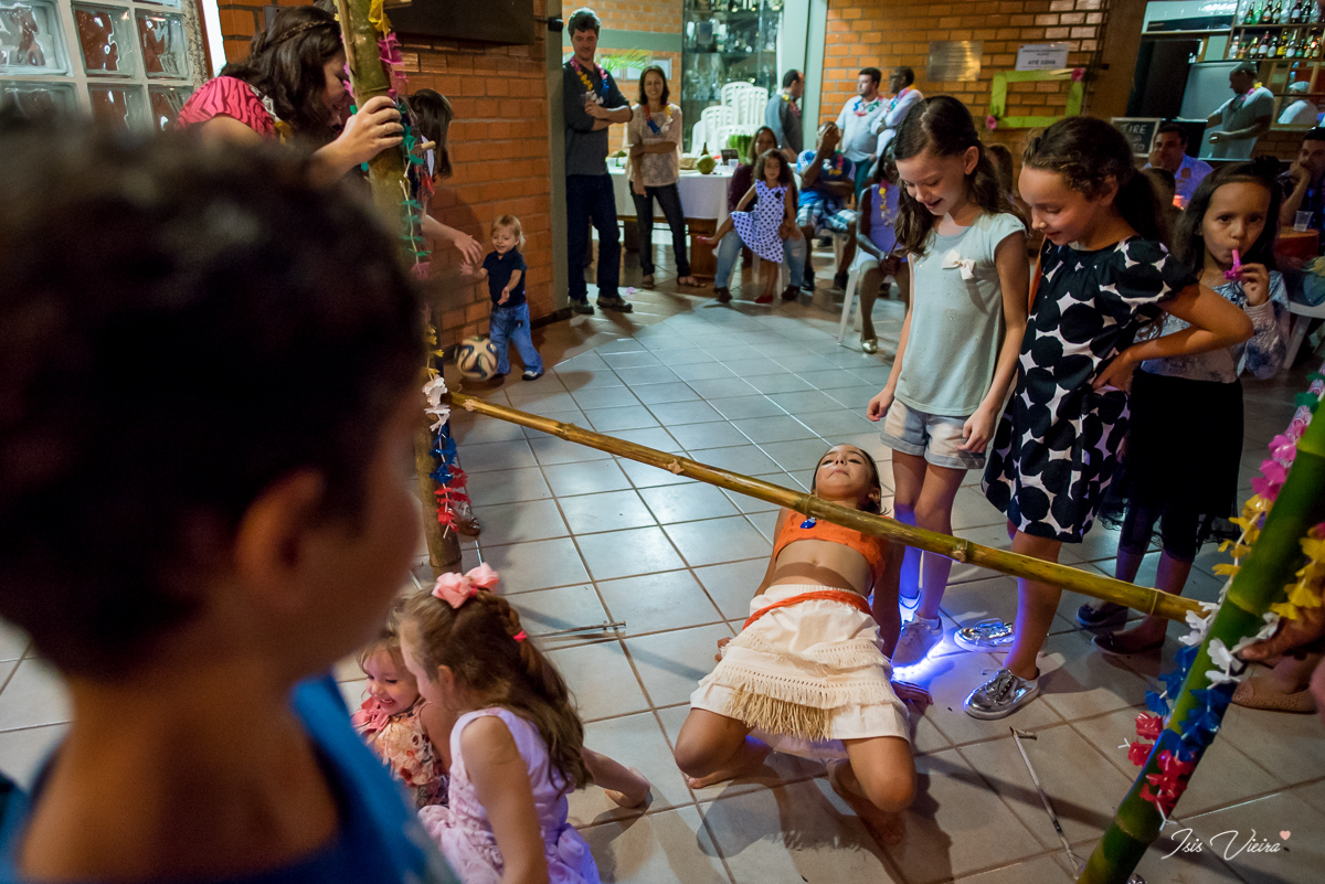 moana brincando muito com várias crianças felizes e alegres na sua festa infantil com registro da fotografa isis vieira