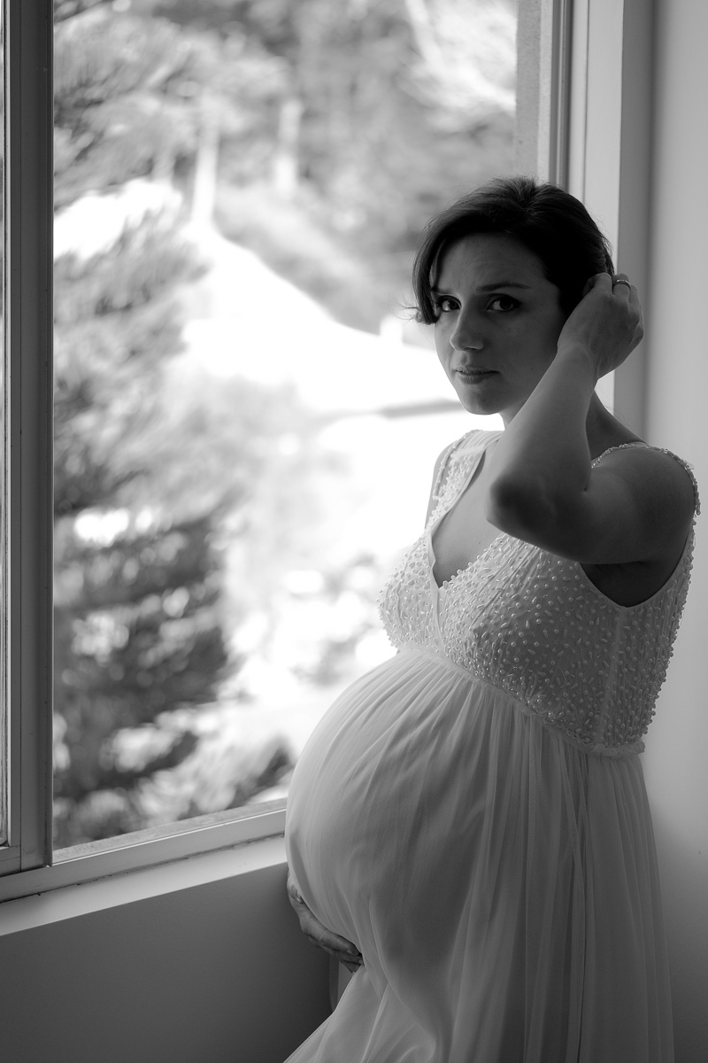 a linda flavia estacio posa na frente da janela do seu quarto para ensaio de gestante realizado na sua casa no bairro do corrego grande em florianopolis sc