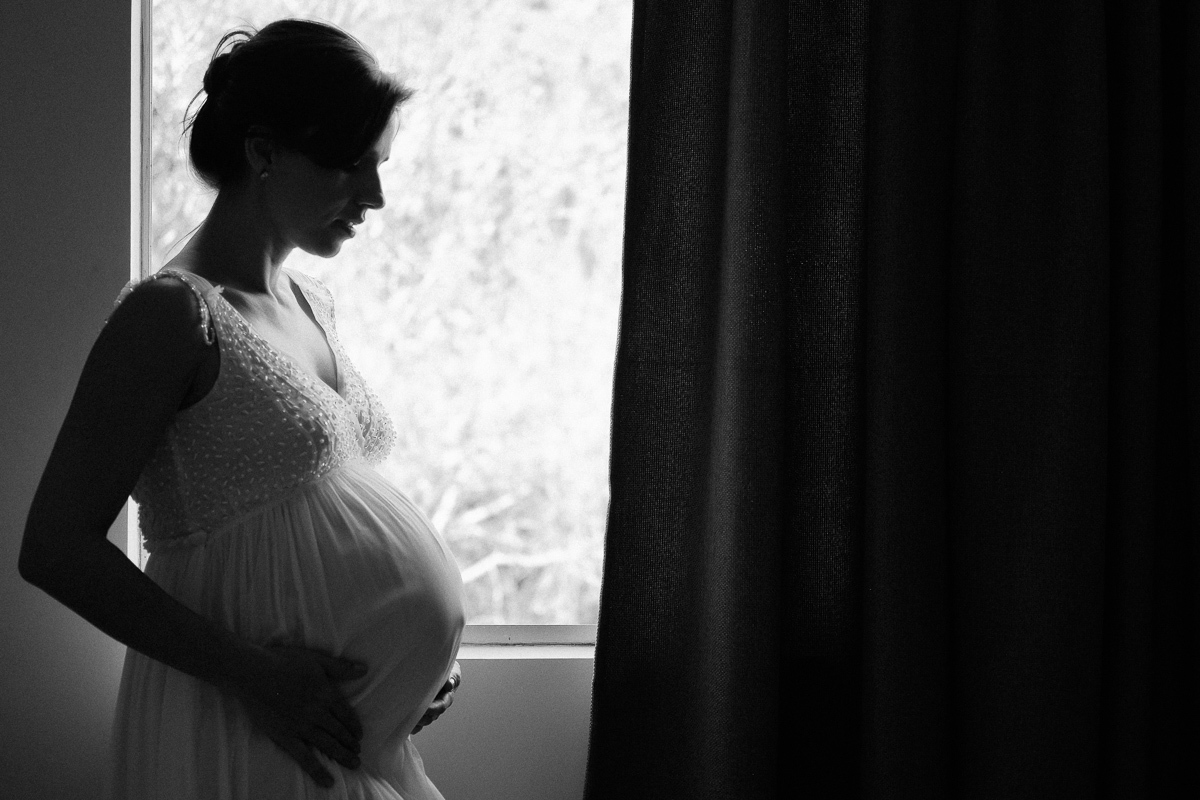 a gestante flavia acaricia a sua linda barriga de 8 meses de gravidez em ensaio fotografico realizado no bairro do corrego grande em florianopolis sc