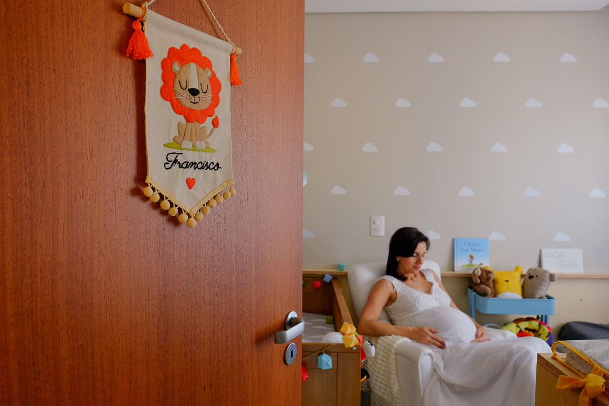 registro de uma linda plaquinha bordada com o nome de criança na entrada do quarto de bebê da gestante flavia estacio em florianopolis sc