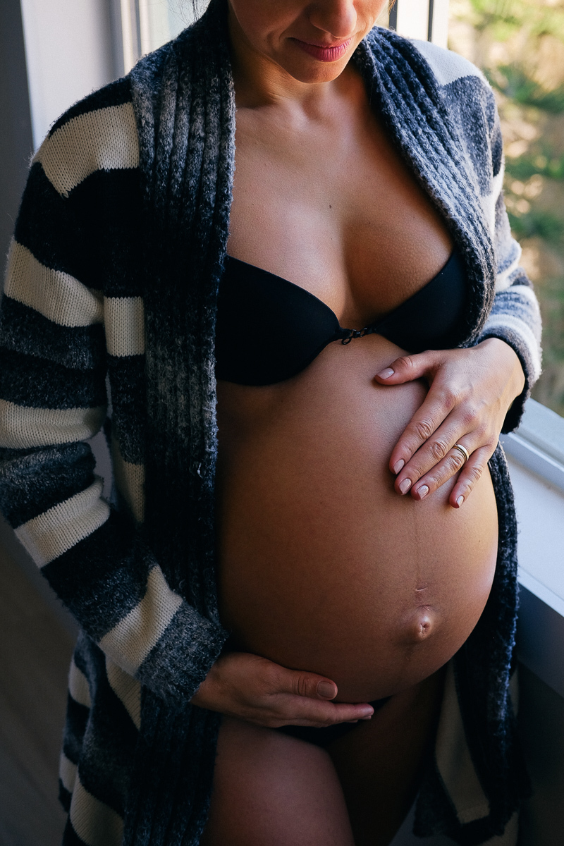 flavia em momento de carinho acaricia sua barriga de gravida em registro feito por isis vieira fotografia no ensaio gestante realizado em florianopolis sc